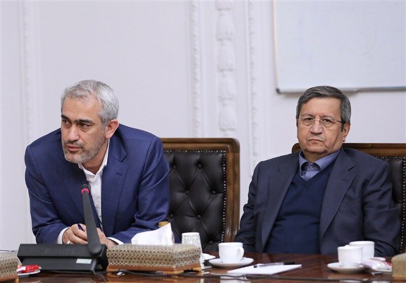 حضور همتی در جلسه رئیس جمهور با فعالان اقتصادی