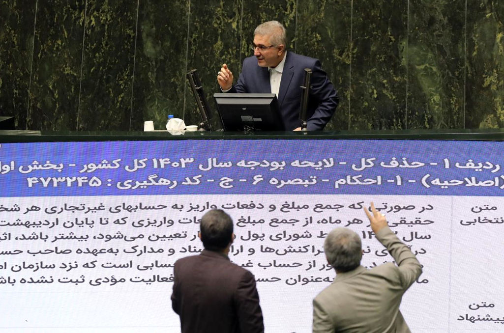 وقتی درآمدها نرسید، دولت به بدهی‌سازی پناه برد