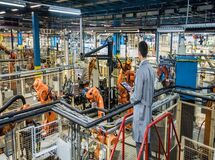 بلاتکلیفی تولید؛ صف بی‌پایان تامین ارز، چالش جدید صنایع
