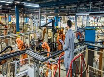 بلاتکلیفی تولید؛ صف بی‌پایان تامین ارز، چالش جدید صنایع
