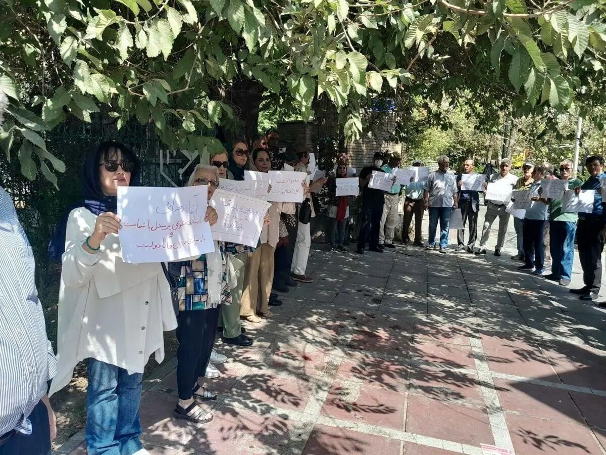 تجمع اعتراضی بازنشستگان/ حقوق ها افزایش یابد
