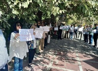 تجمع اعتراضی بازنشستگان/ حقوق ها افزایش یابد
