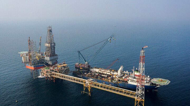 آغاز توسعه میدان مشترک فرزاد ب با نصب سازه عظیم دریایی
