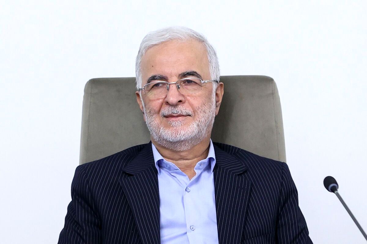 مومنی: استانداران محور اصلی اجرای برنامه‌های اقتصادی و عمرانی دارند
