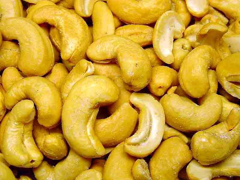 عرضه بادام هندیهای سمی و تاریخ گذشته در بازار / تخمه وارد نکنید، تخمههایمان روی دستمان باد کرده است