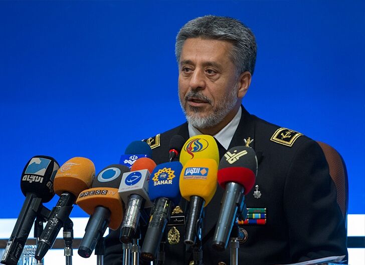 امیر سیاری از نشستن کنار نماینده نیروی دریایی آمریکا خودداری کرد