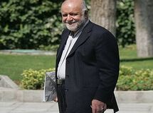 ۷۰ درصد اقتصاد ایران وابسته به نفت است/ زنگنه در وزارت نفت با رفیق‌بازی کار می‌کند، عملکردش ضعیف است