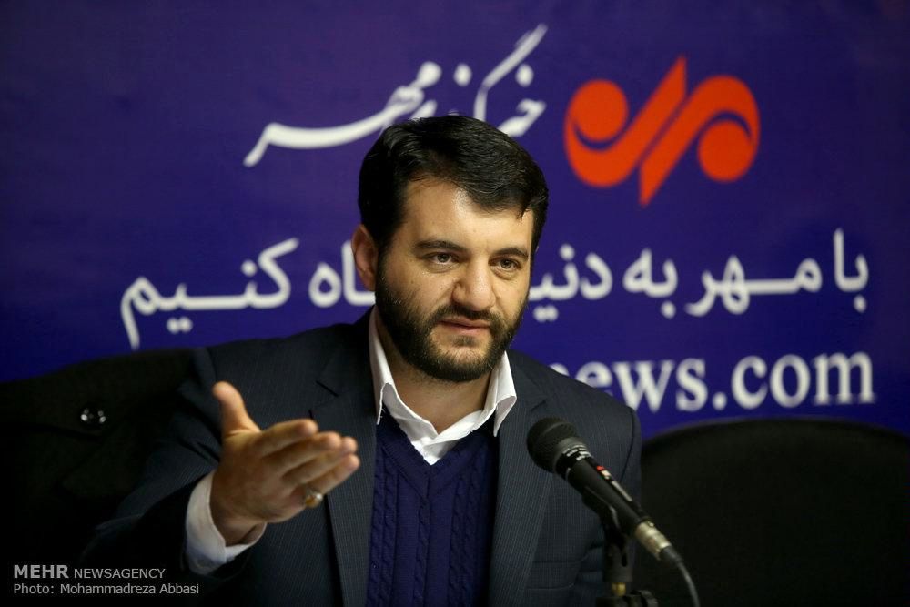 مدیران روحانی به پوشیدن کت و شلوار خارجی افتخار میکنند/ کنترل تورم افتخار دولت یازدهم نیست