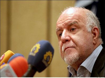 هنگام ترمیم میادین نفتی، یک عده کفن می‌پوشند و سینه می‌زنند و اجازه نمی‌دهند