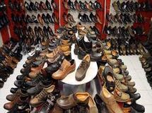 واردات بی رویه کفش روزانه 6400 کارگر را بیکار می‌کند/  شش میلیون و 740 هزار دلار کفش از گمرک ترخیص شد