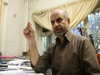 فرشاد مومنی: مشاور اقتصادی روحانی صلاحیت ندارد/ دور رئیس جمهور را حامیان برنامه شکست خورده تعدیل گرفته‌اند