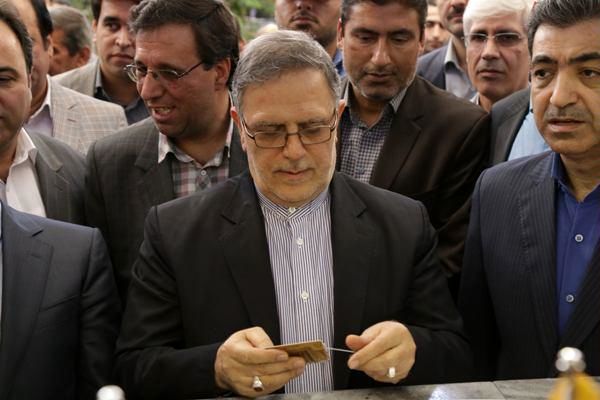 بانکها با شروط عجیب و غریب مردم را برای دریافت طرح 50 میلیونی بانک مرکزی سرکار کردند