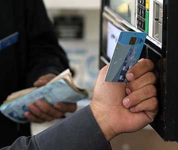 بازی دولت و مجلس با مهمترین ابزارِ کنترل مصرف و قاچاق بنزین!