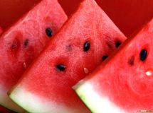 خرما، چای، مرغ و هندوانه در ماه رمضان گران شد؛ چرا؟/ سفره روزه‌داران با بی‌تدبیری دولت آب رفت!