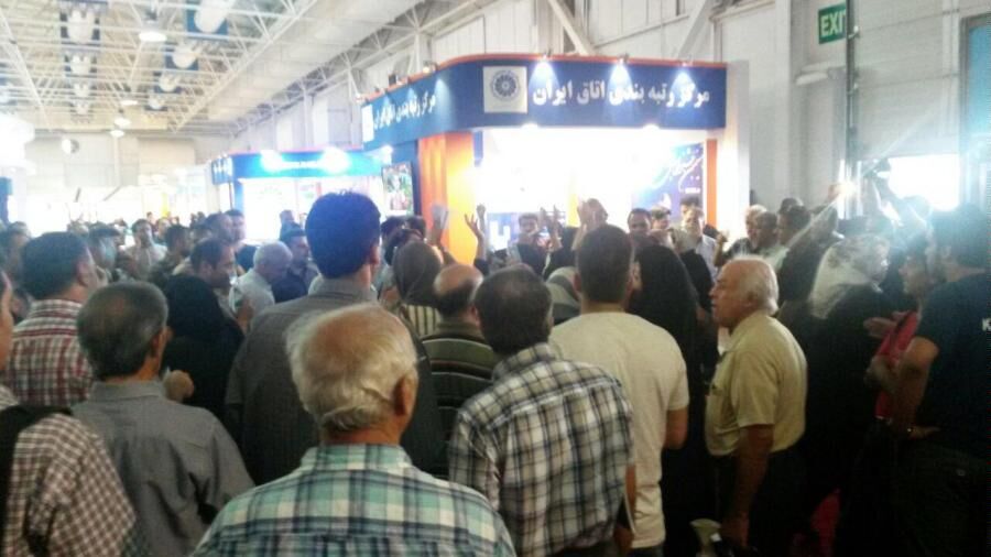 سپرده‌گذاران "ثامن‌الحجج" در مقابل "پارسیان" تجمع کردند/ تجمع کنندگان خواستار برکناری رئیس کل بانک مرکزی شدند