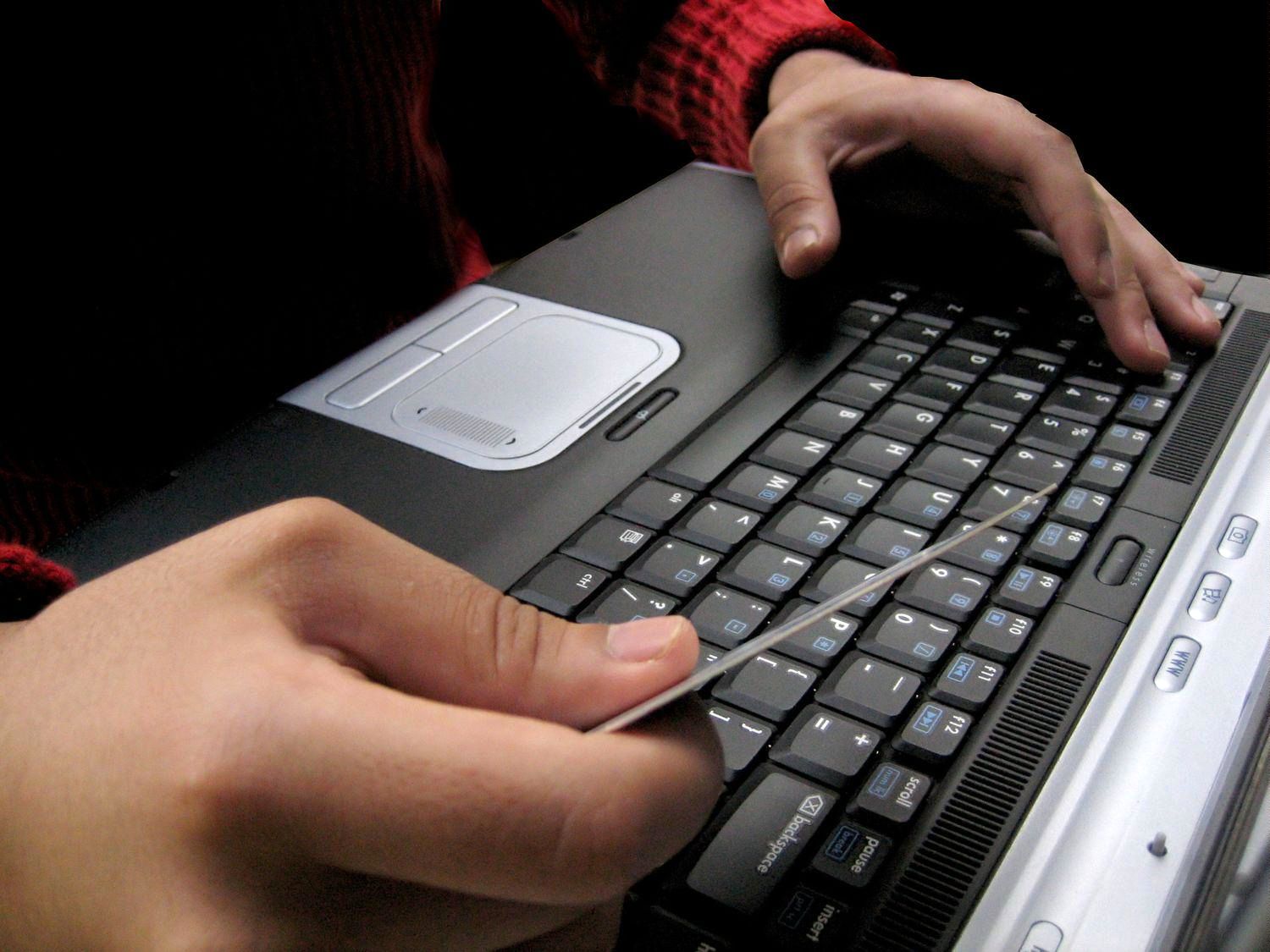 دریافت شائبه برانگیز 98 هزار ریالی "آسیاتک" از مشتریان