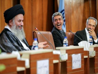 روزنامه اعتماد: طیب‌نیا جلوی اخذ مالیات از ثروتمندان را گرفت!
