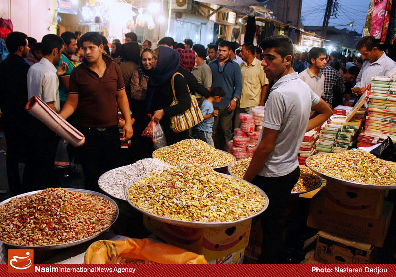 عیدی امسال کارمندان دولت فقط کفاف لباس یکی از اعضای خانواده و 5 کیلو آجیل را میدهد!