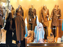 سالانه 7 میلیارد دلار پوشاک و کفش خارجی در ایران مصرف می‌شود/ نیمی از پوشاک وارداتی به کشور قاچاق است