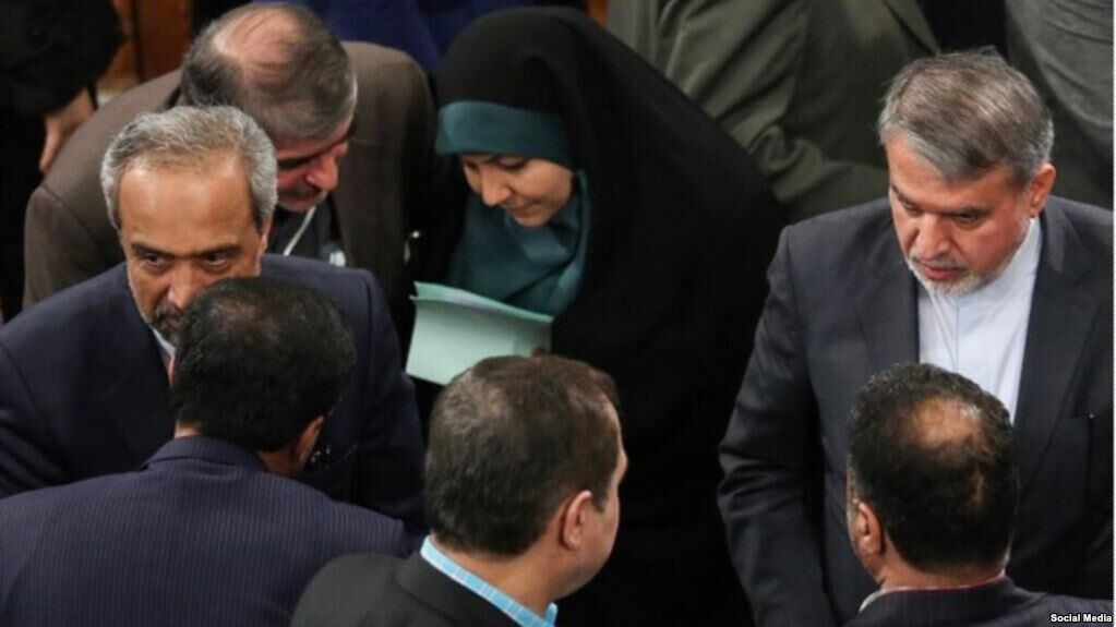 خواهرزاده روحانی در آستانه انتخابات بین مردم میلیون‌ها تومان پول پخش می‌کند!
