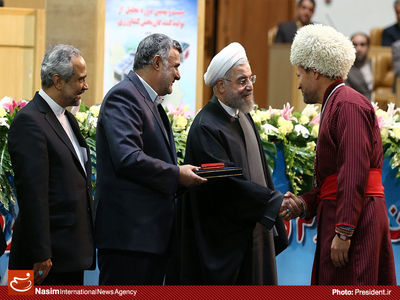 پول هیچکدام از جوایز صادراتی به صادرکنندگان نمونه داده نشد!/ به کشاورز نمونه، جایزه موز دادند!
