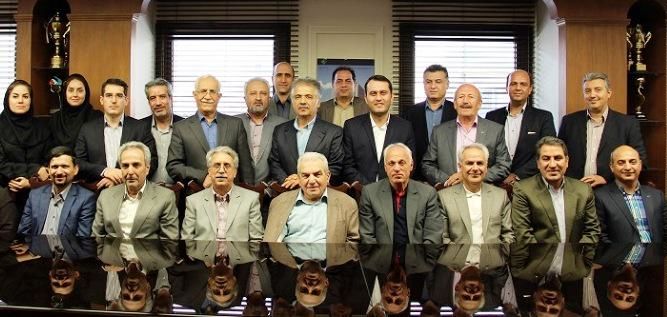 بیمه کارآفرین 100 میلیارد تومان ملک خرید!/ دلیل ریزش سهام بانک کارآفرین این بود که مدیرعامل نداشت!/ خودم هم بازنشسته هستم