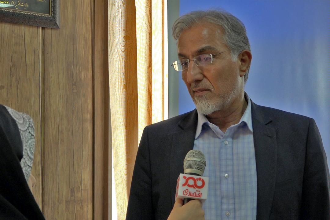 بسیاری از بانکهای خصوصی باید با هم ادغام شوند/ بانک مرکزی در تیرماه 9300 میلیارد تومان به بانکها داد تا بتوانند درب بانکهایشان را باز نگه دارند!/ منابع زیادی از بانکهای خصوصی گم شده و معلوم نیست کجاست؟