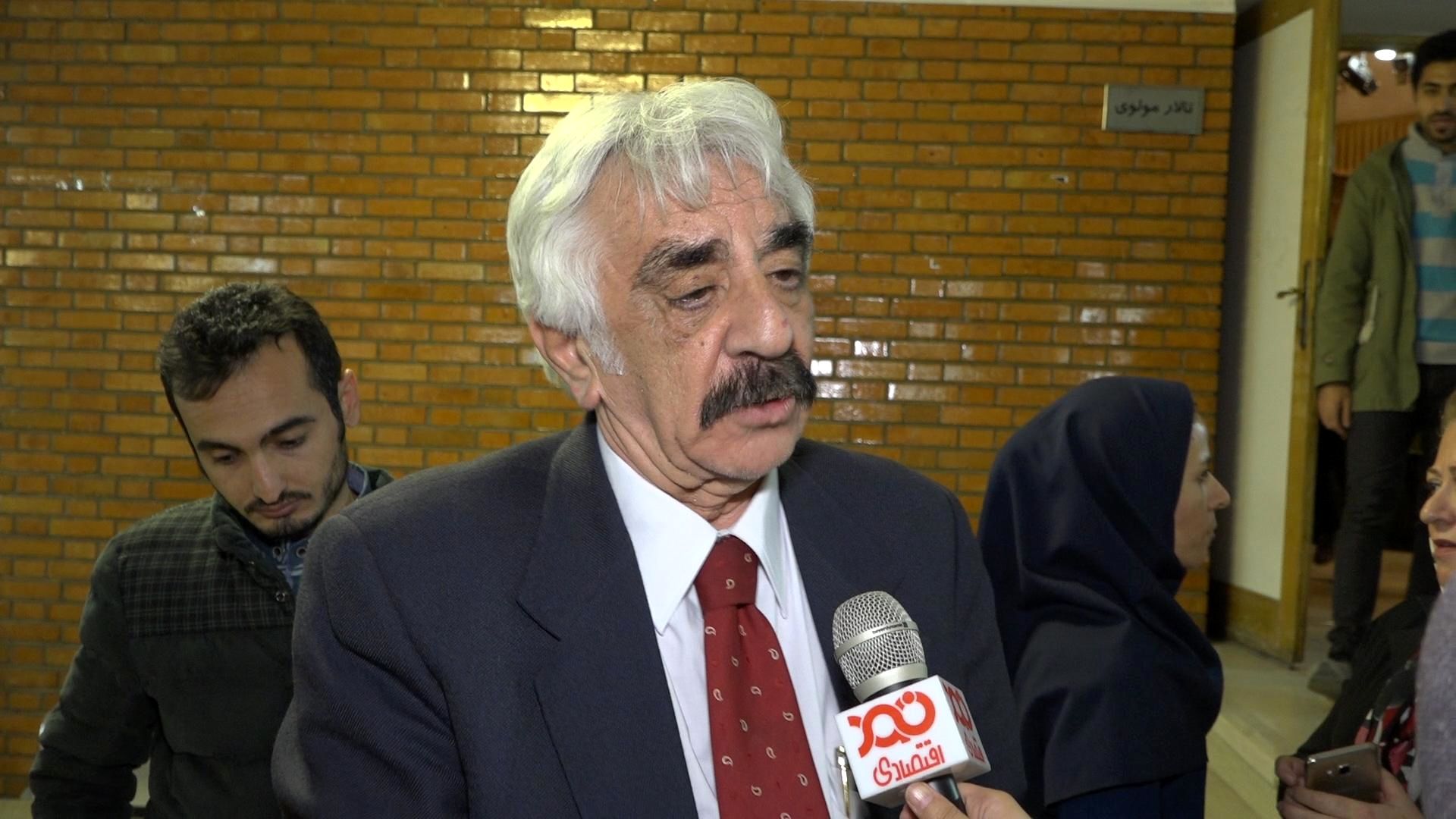 قیمت دلار باز هم پایین تر می‌آید/ دولت امکانات زیادی برای پایین آوردن نرخ ارز دارد