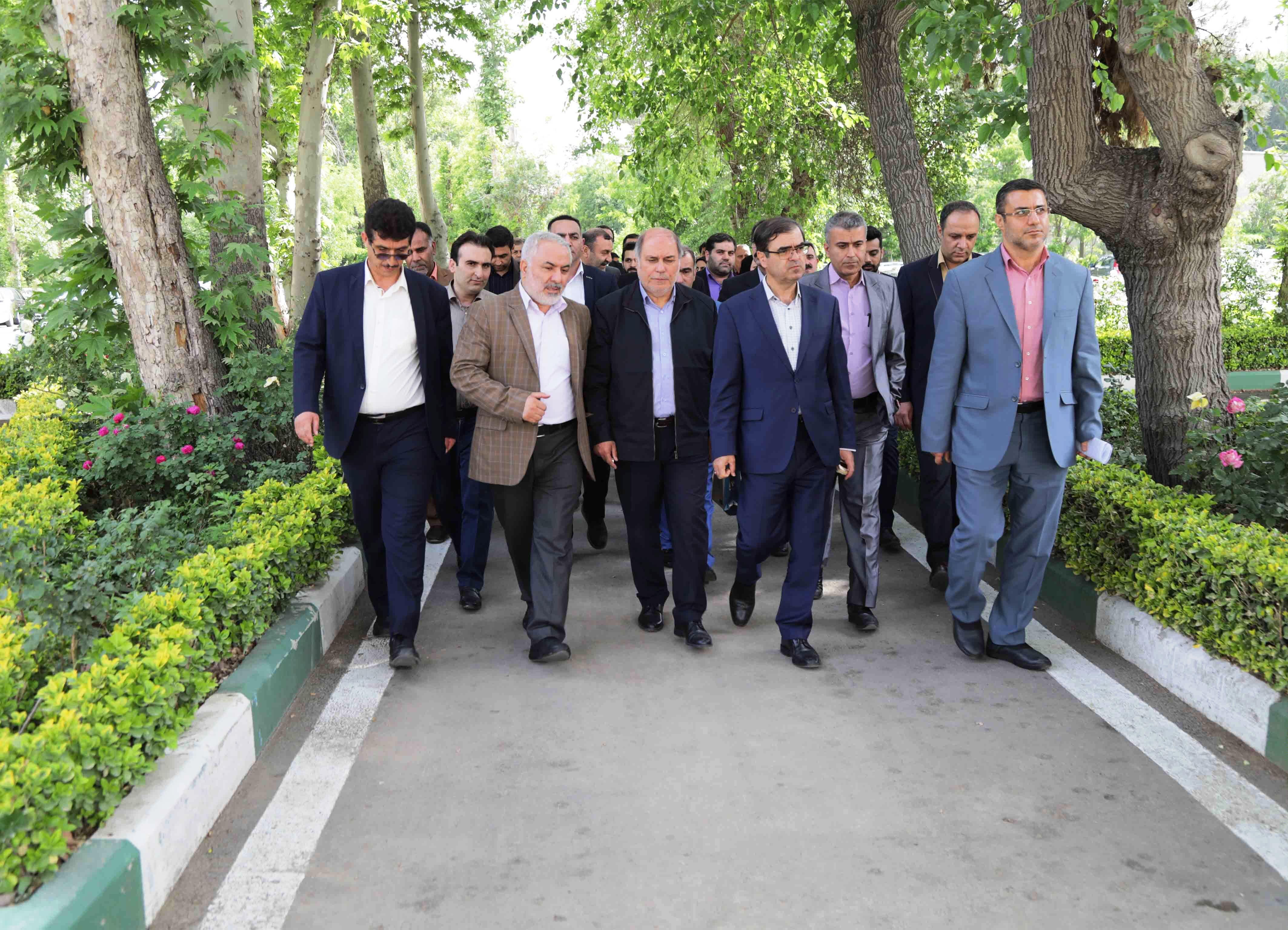 لابی رئیس صندوق بازنشستگی برای ماندن!
