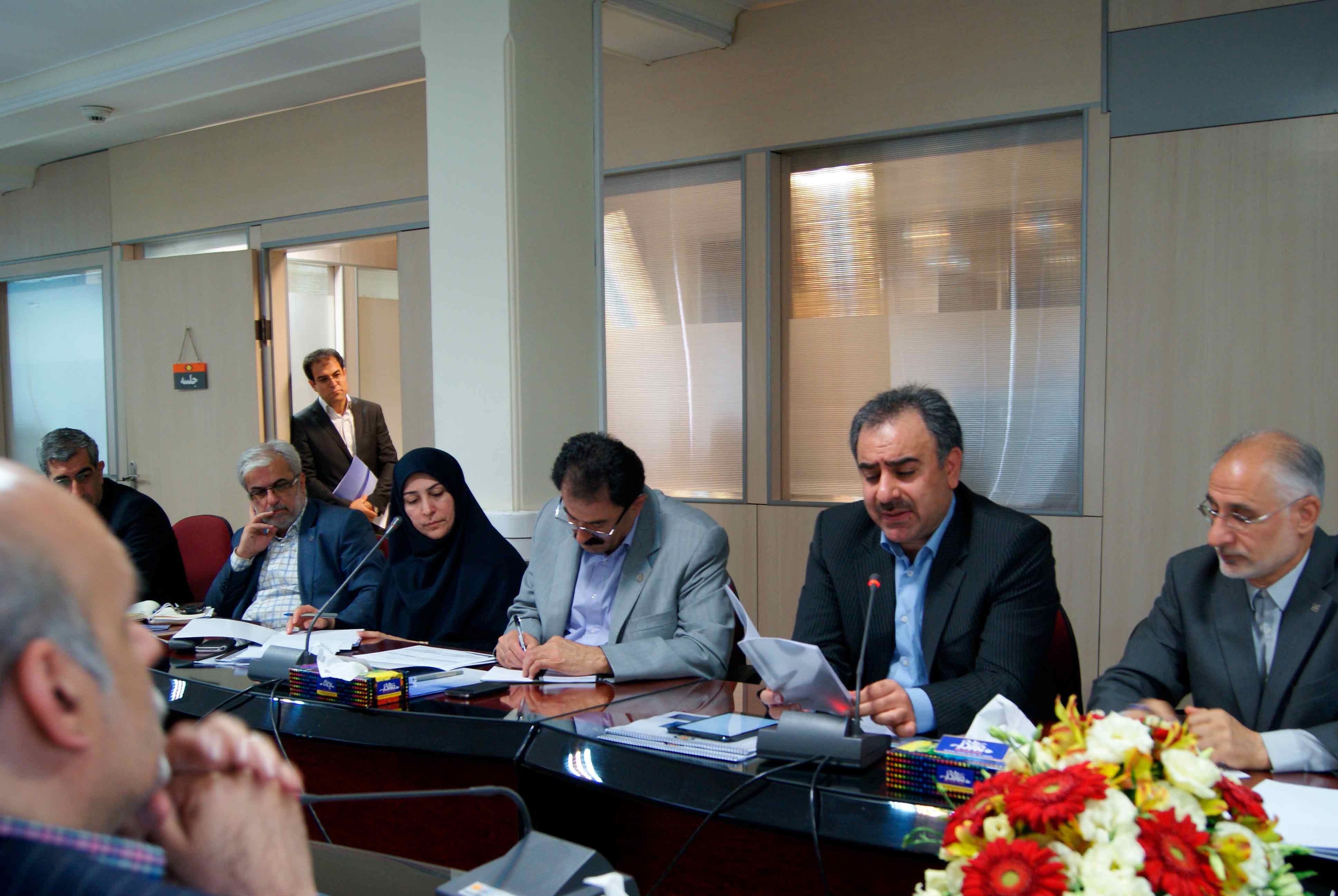 حضور همزمان رییس موسسه عالی آموزش بانکداری ایران در شرکت سرمایه گذاری غدیر!