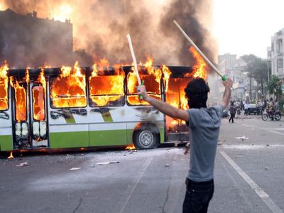 فتنه ۸۸ چه بلایی بر سر اقتصاد ایران آورد؟/ چرا تحریم‌های اقتصادی ارتباط مستقیمی با فتنه ۸۸ دارد؟+ جدول