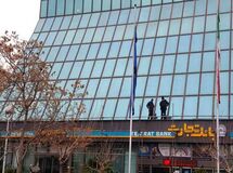 حیف و میل چند ده میلیارد تومانی بانک تجارت برای تغییر تم سر درشعب!/ چه ضرورتی دارد بانکی که سال 96، 6 هزار میلیارد تومان زیان شناسایی کرده، دست به چنین اقدامی غیرضروری بزند؟!