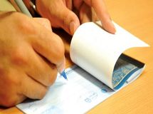 در سال ۹۷ چک‌های مبادله‌ای ۱۰ درصد کاهش یافت/تعداد چک‌های برگشتی به ۱۲/۴ میلیون فقره رسید