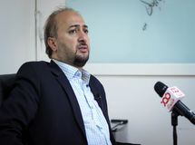 یک بنگاه اقتصادی برای اینکه بتواند فعالیت کند، باید دم همه را ببیند!