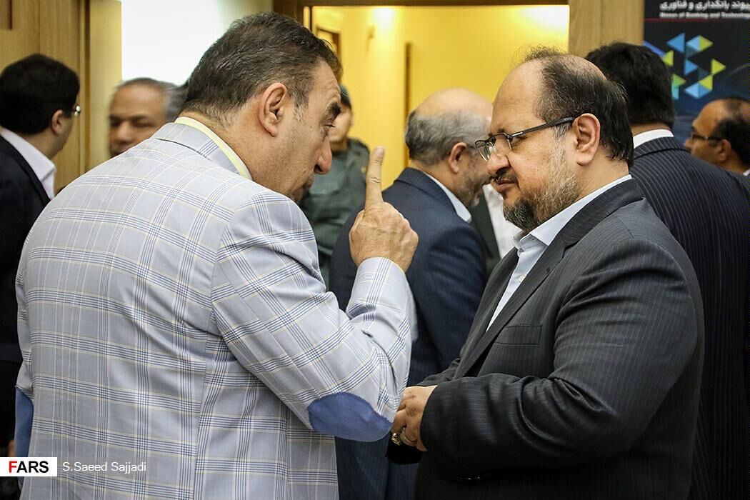 ابهاماتی که شریعتمداری باید شفاف کند/ آقای وزیر! خبر دارید دور و برتان چه کسانی نشسته‌اند؟!