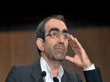 زمان جنگ که سالی 9-8 میلیارد دلار نفت می‌فروختیم، وضعمان از الان بهتر بود و حداقل رشد سرمایه‌گذاری صنعتی‌مان مثبت بود!