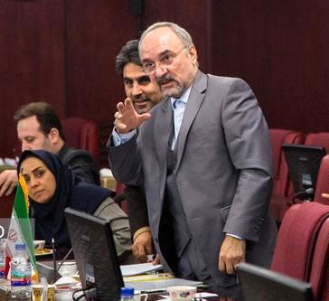 مشاور وزیر اقتصاد یکماه است در آمریکا چه می‌کند؟!