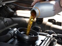تعویض روغنی‌ها با کمبود روغن مواجهند/ کارخانه‌ها بعد از عید لاستیکی توزیع نکردند/ افزایش قیمت لاستیک خودروهای سواری