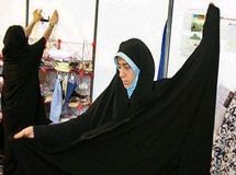 افزایش سه برابری قیمت چادر مشکی/ مشتریان مجبور به تعمیر چادرهای کهنه خود شده‌اند