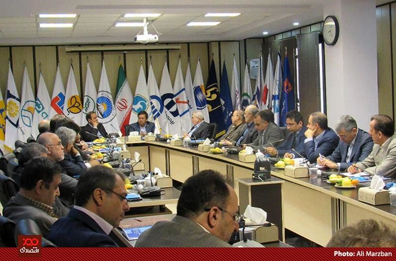 حضور چهره‌های سیاسی و نمایندگان سابق مجلس در انتخابات سندیکای بیمه‌گران!