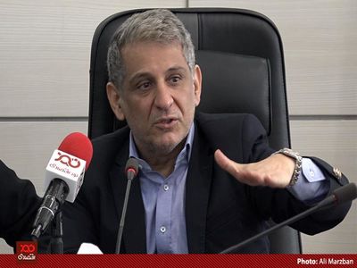 انگار نذر کرده‌ایم هر چند سال یک بار ارزش پول ملی را به یک سوم کاهش دهیم!