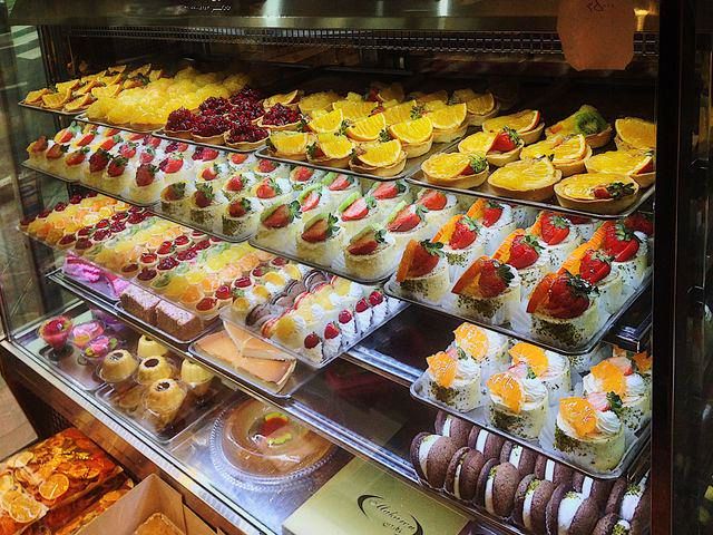 فروش شیرینی به یک دهم ماه‌های قبل رسید/ کارگران شیرینی‌پزی‌ها قبل از ورود به کارگاه‌ها تب سنجی می‌شوند