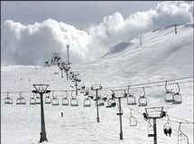 مدیران تله کابین توچال و پارک ارم بدون توجه به هشدارهای کرونایی، همچنان در حال سرویس دهی به مردم هستند !