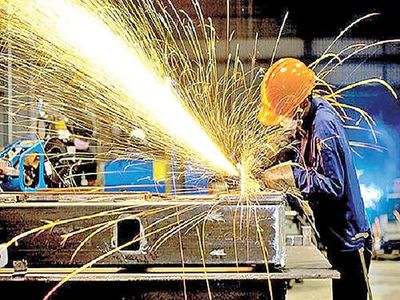 در ۱۱ ماهه پارسال، تولیدات ۲۷ درصد از اقلام صنعتی منتخب، کاهش یافت/ خودروسازان در صدر کاهش تولید