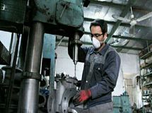 کرونا میزان تولید و فروش واحدهای تولیدی را به ترتیب ۲۲.۲ درصد و ۸۳ درصد کاهش داد