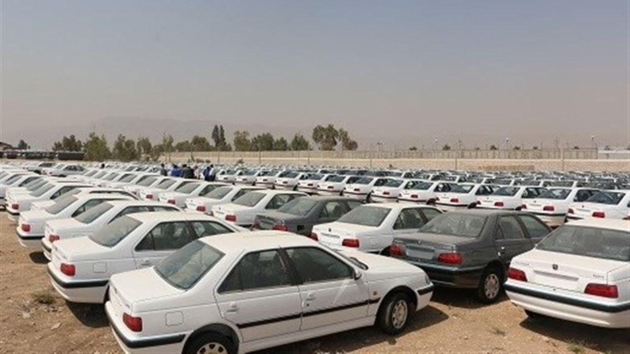 با ۴ کارت بانکی ۱۳۰۰ خودرو خریداری شده است