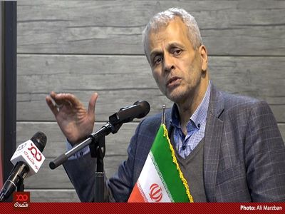 اقتصاد ایران در سال‌های اخیر هم منابع نفتی را بلعیده و هم از بانک مرکزی، بانک‌های تجاری و مردم استقراض کرده است