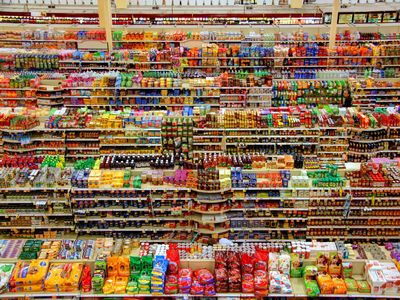 در دوره تحریم، واردات کالاهای اساسی ۴ برابر شده است
