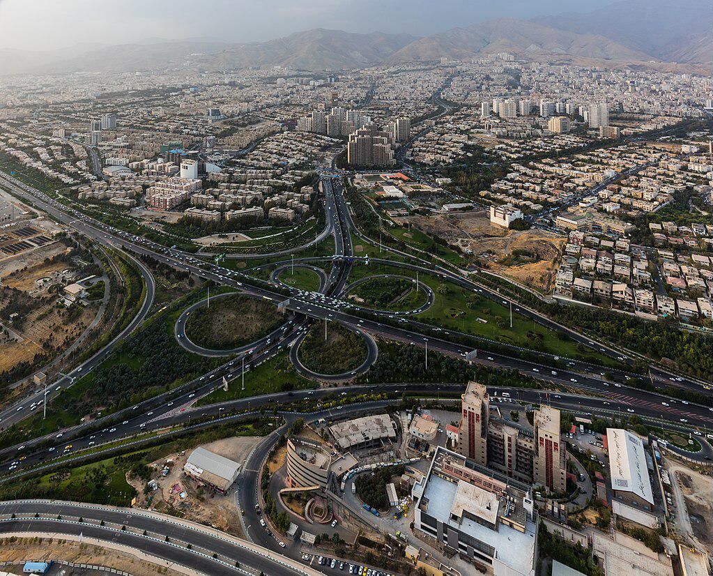 بازار سهام بیشترین بازده را در فروردین ماه داشته/ رشد ۳۵.۷ درصدی هر متر مربع واحد مسکونی در تهران