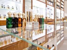 واردات عطر ممنوع شد/ ۲۰۰ کانتینر محصول آرایشی و بهداشتی در گمرک دپو شده